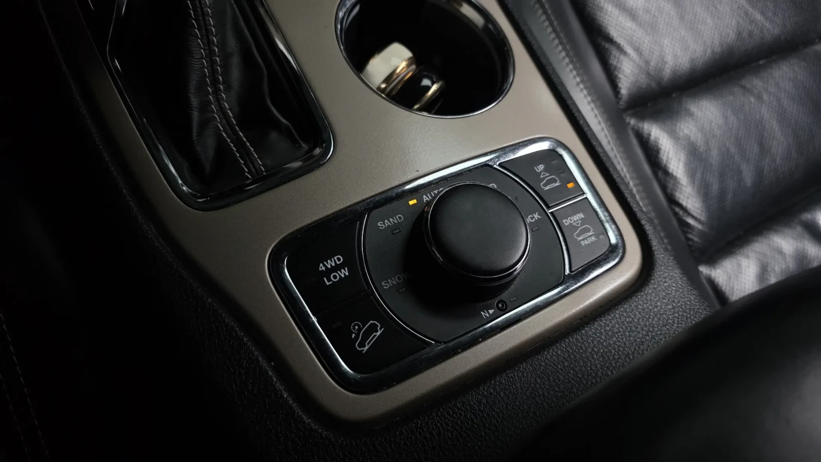 Jeep Grand cherokee 3.0 4X4 Overland , снимка 12 - Автомобили и джипове - 54924235