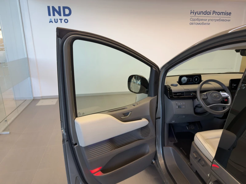 Hyundai Staria LUX AWD, снимка 10 - Автомобили и джипове - 52415684