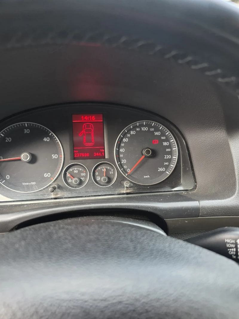 VW Touran, снимка 12 - Автомобили и джипове - 53403526