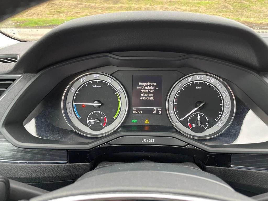 Skoda Superb 1.4 TSI Edition Plus, снимка 9 - Автомобили и джипове - 54080940