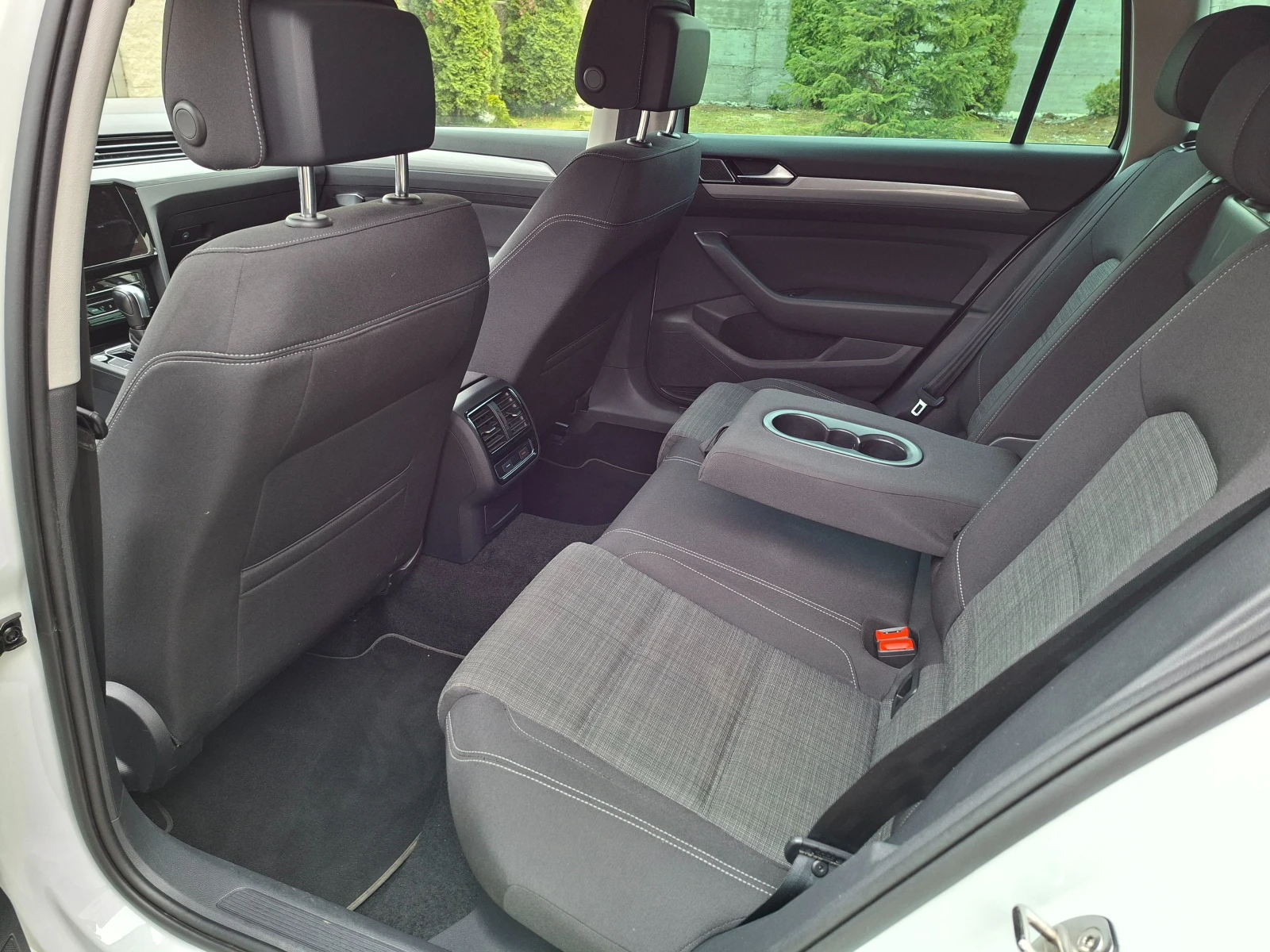 VW Passat Facelift DSG7 Business Premium , снимка 11 - Автомобили и джипове - 54120522