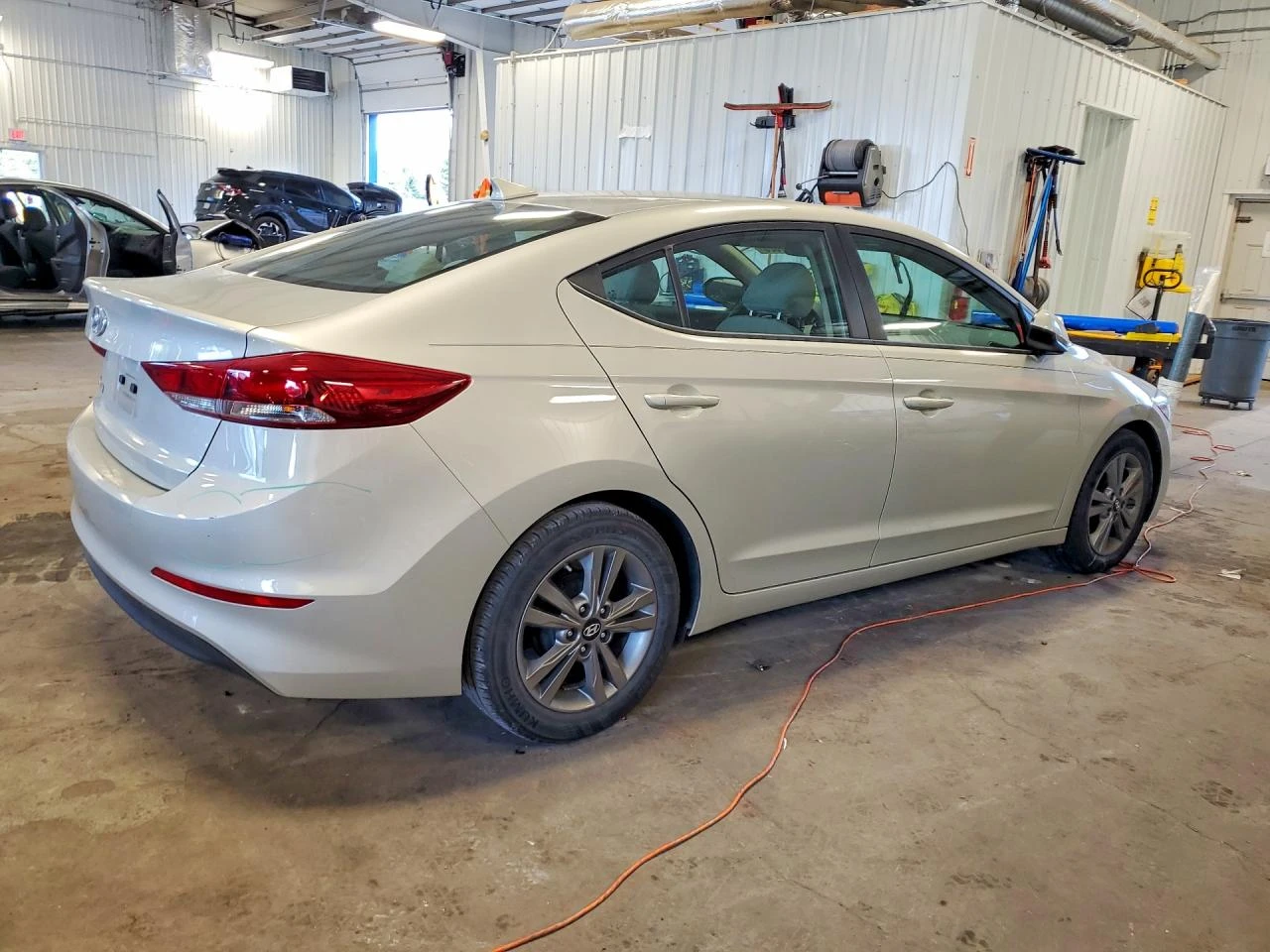 Hyundai Elantra 2.0l Se, снимка 3 - Автомобили и джипове - 56012652