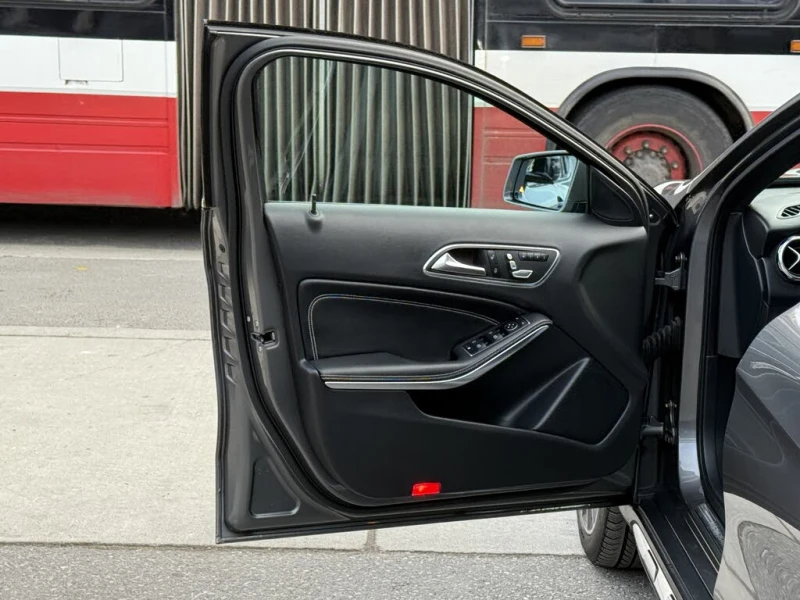 Mercedes-Benz GLA 250 4MATIC AMG* PANO* ПОДГРЕВ* AMBIENT* BLINDSPOT* , снимка 7 - Автомобили и джипове - 52455072