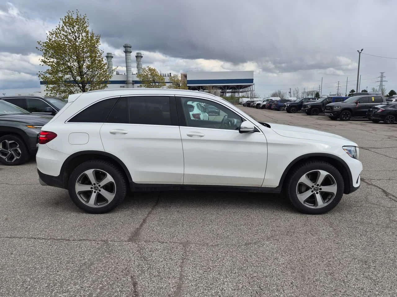 Mercedes-Benz GLC * 300 * ПОДГРЕВ * ВТОРИ ГУМИ * ОТ ПРЕДСТАВИТЕЛСТВО, снимка 3 - Автомобили и джипове - 54468343