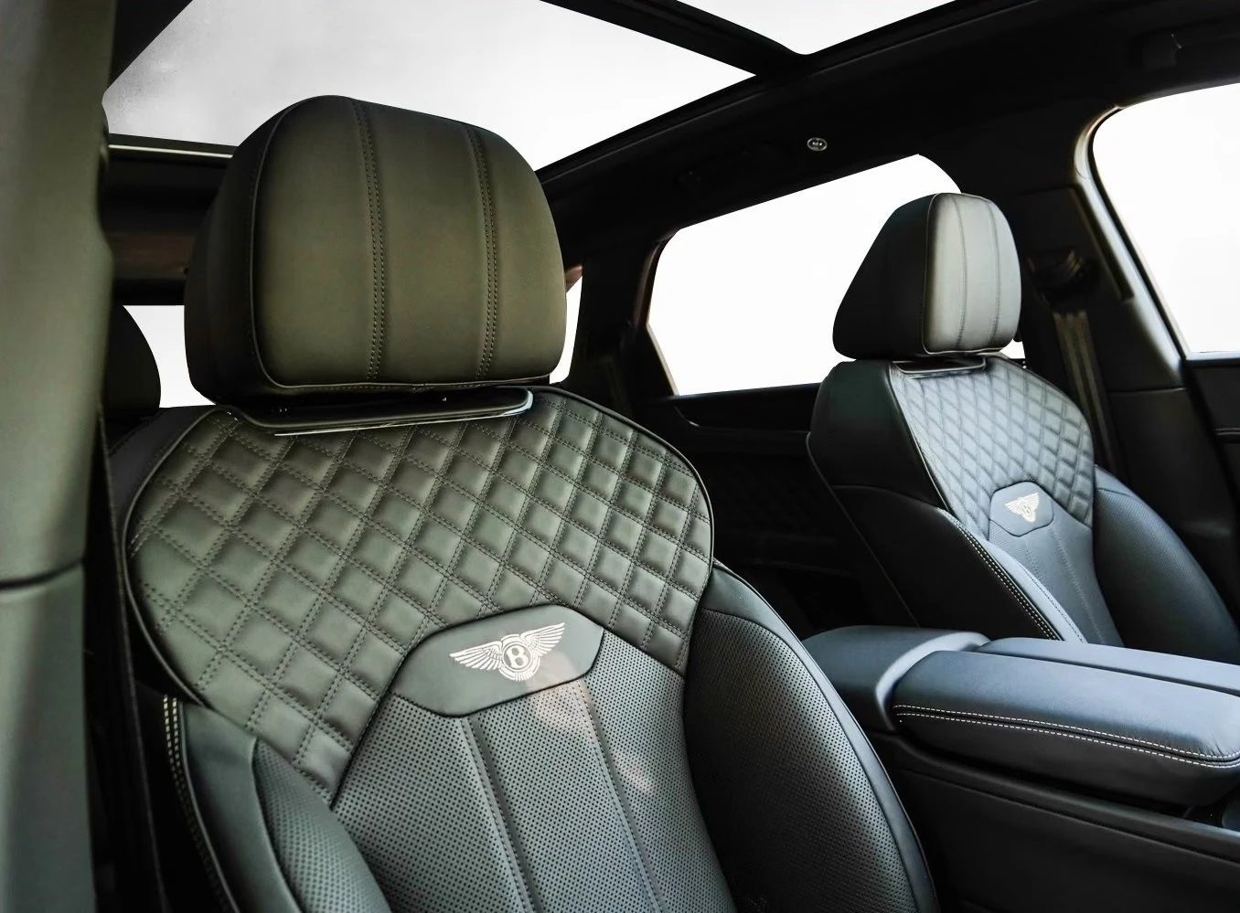 Bentley Bentayga S / V8 / CARBON / NAIM / HUD / 360 / PANO, снимка 14 - Автомобили и джипове - 55950074