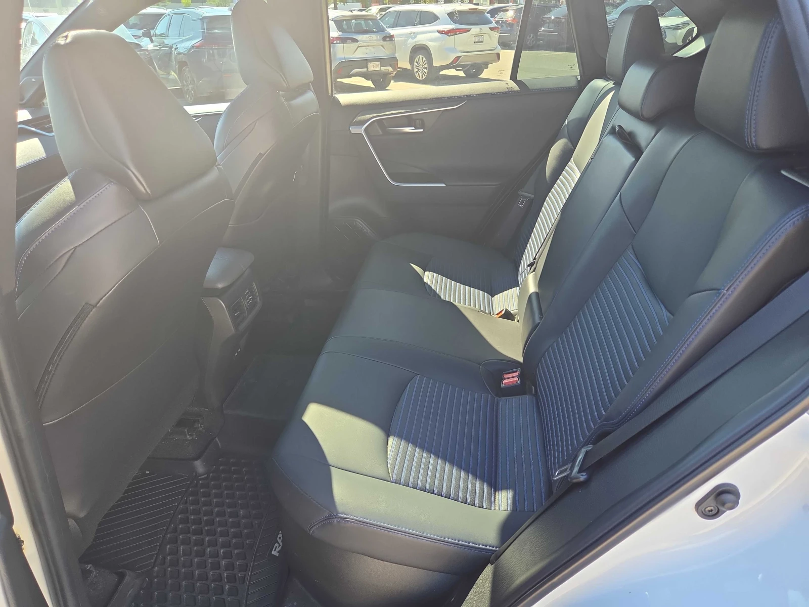 Toyota Rav4 Hybrid XSE | CARFAX | ПРЕДСТАВИТЕЛСТВО НА TOYOTA, снимка 14 - Автомобили и джипове - 56140788
