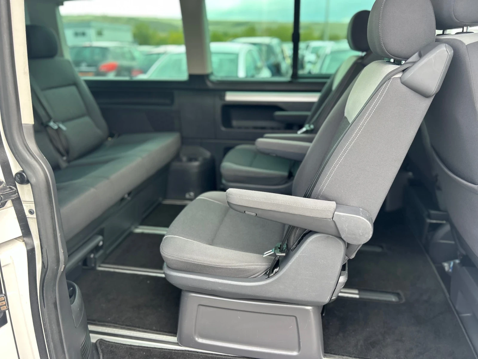 VW Multivan 2.0 TDI 140 hp 2010  - изображение 9