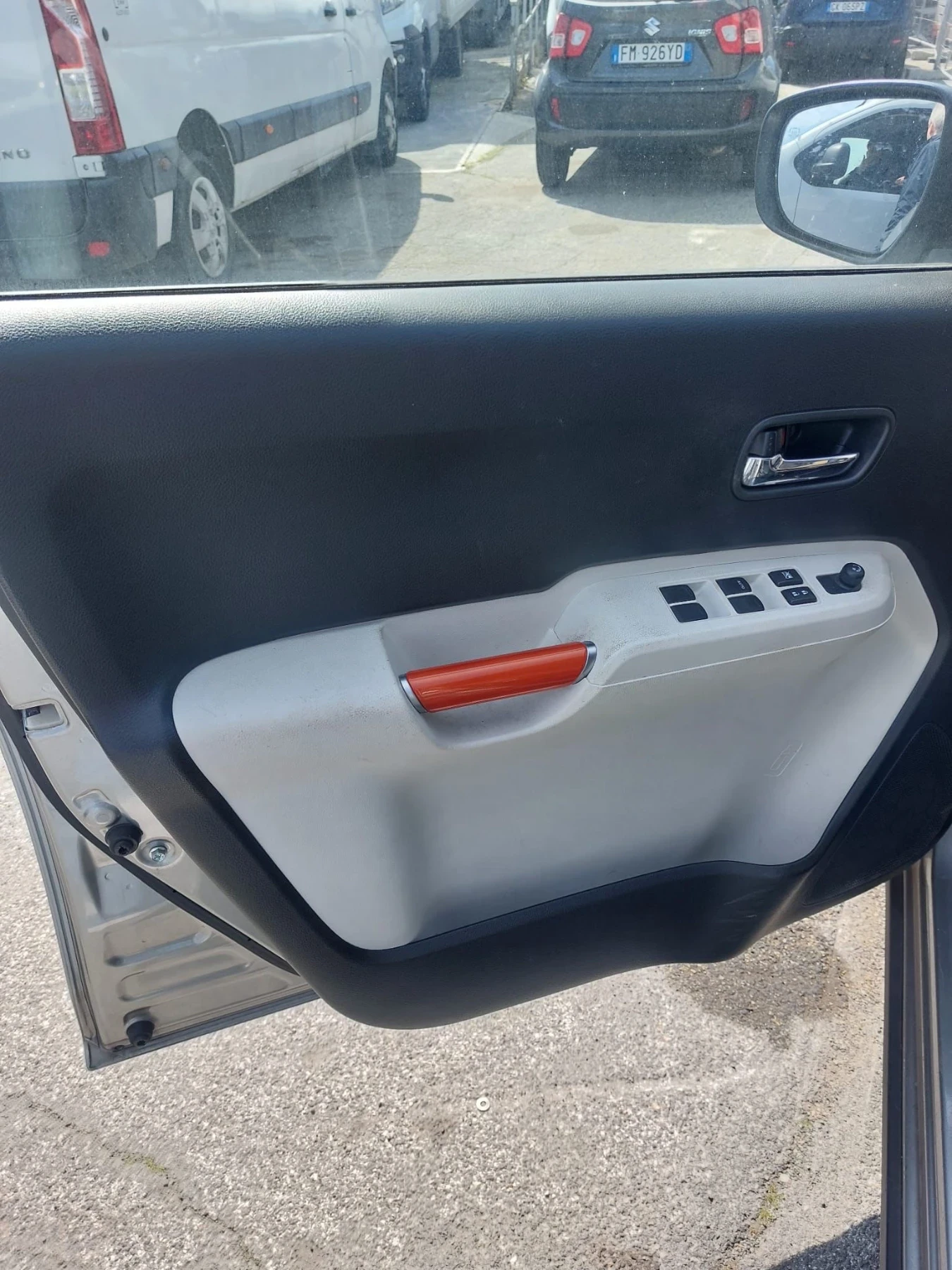 Suzuki Ignis GLX 1.2 DualJet (90 кс) Hybrid / 69 000 km / Italy, снимка 8 - Автомобили и джипове - 54804549