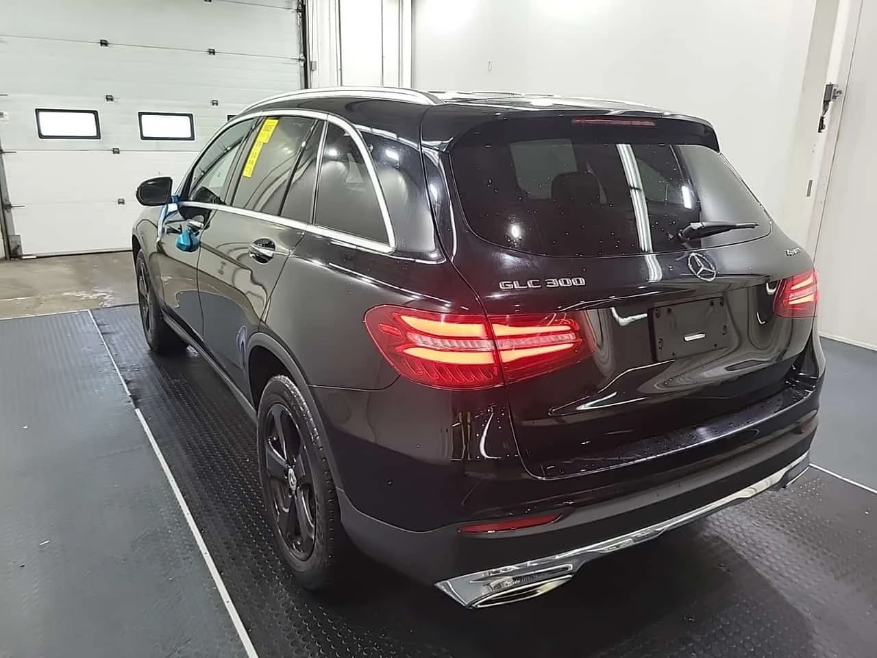 Mercedes-Benz GLC 300 * CARFAX * ОПЦИЯ ЗА АВТОКРЕДИТ * , снимка 4 - Автомобили и джипове - 55547788