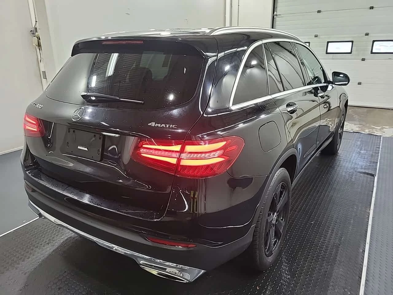 Mercedes-Benz GLC 300 * CARFAX * ОПЦИЯ ЗА АВТОКРЕДИТ * , снимка 3 - Автомобили и джипове - 55547788