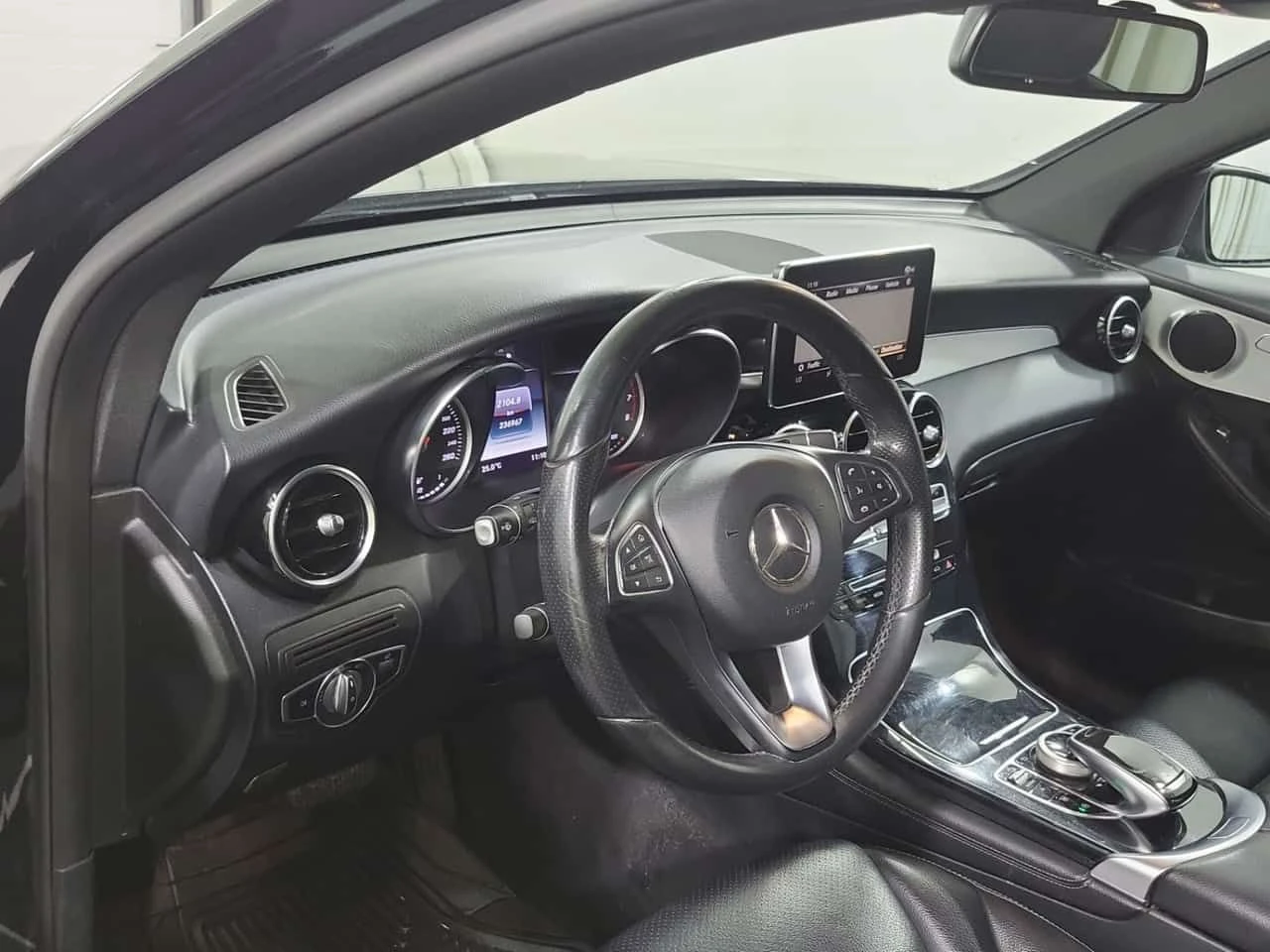 Mercedes-Benz GLC 300 * CARFAX * ОПЦИЯ ЗА АВТОКРЕДИТ * , снимка 10 - Автомобили и джипове - 55547788