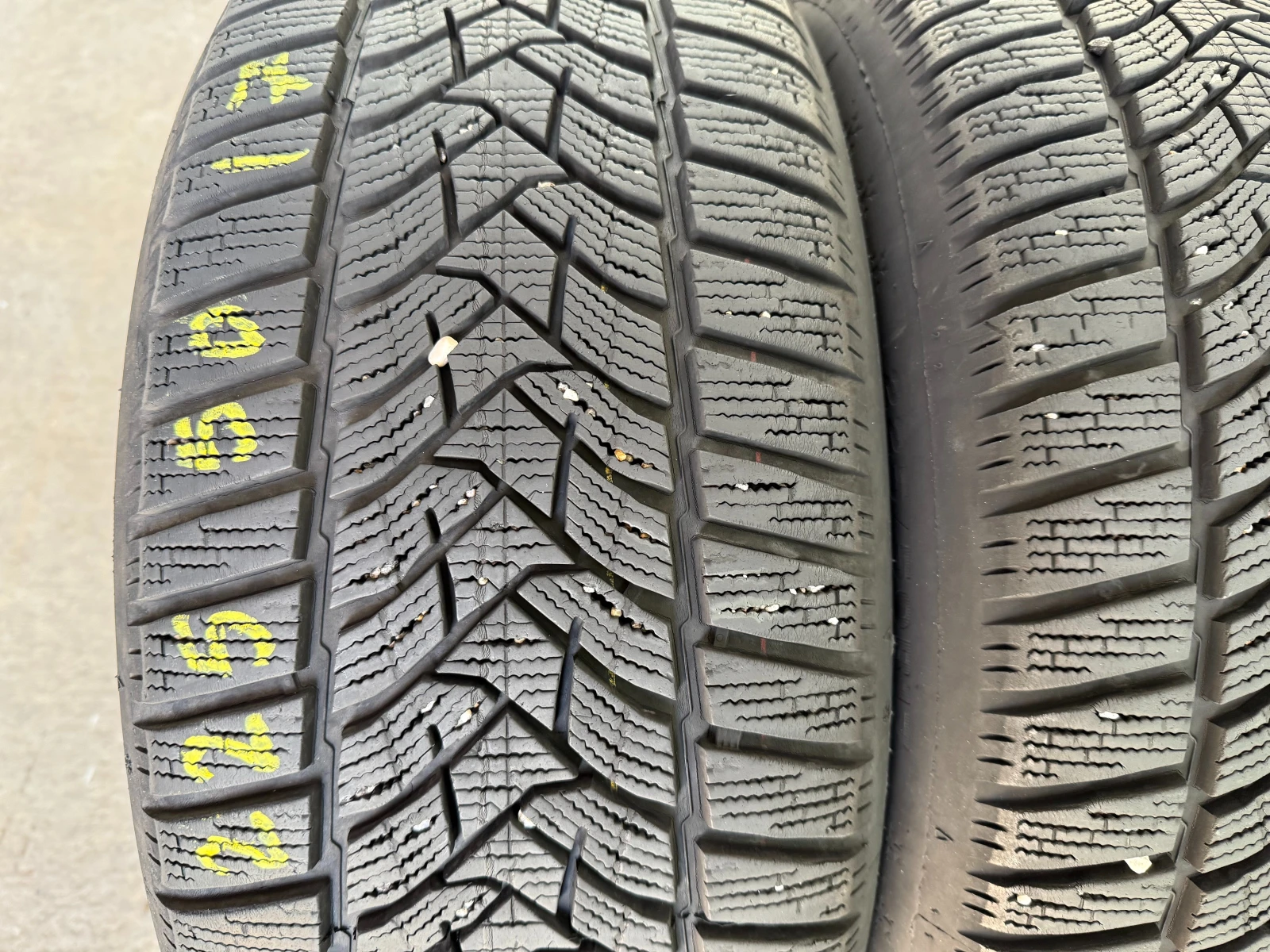 Гуми Зимни 225/50R17, снимка 2 - Гуми и джанти - 55686866