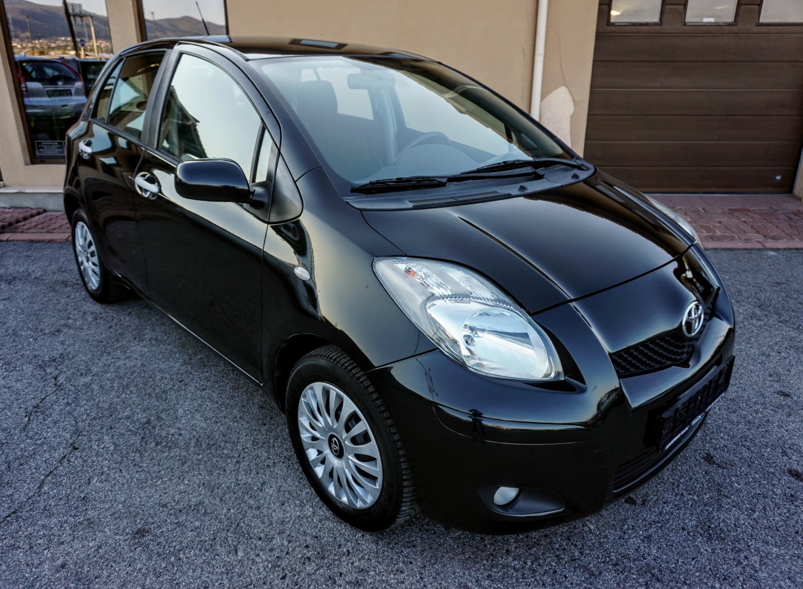 Toyota Yaris 1.3I DUAL SOL AUTO - изображение 2