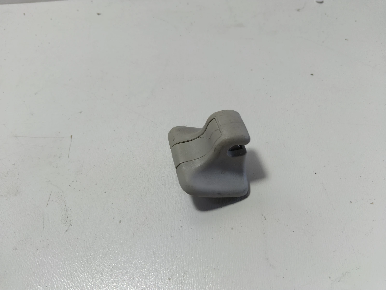 щипка сенник 1K0857561B VW Golf