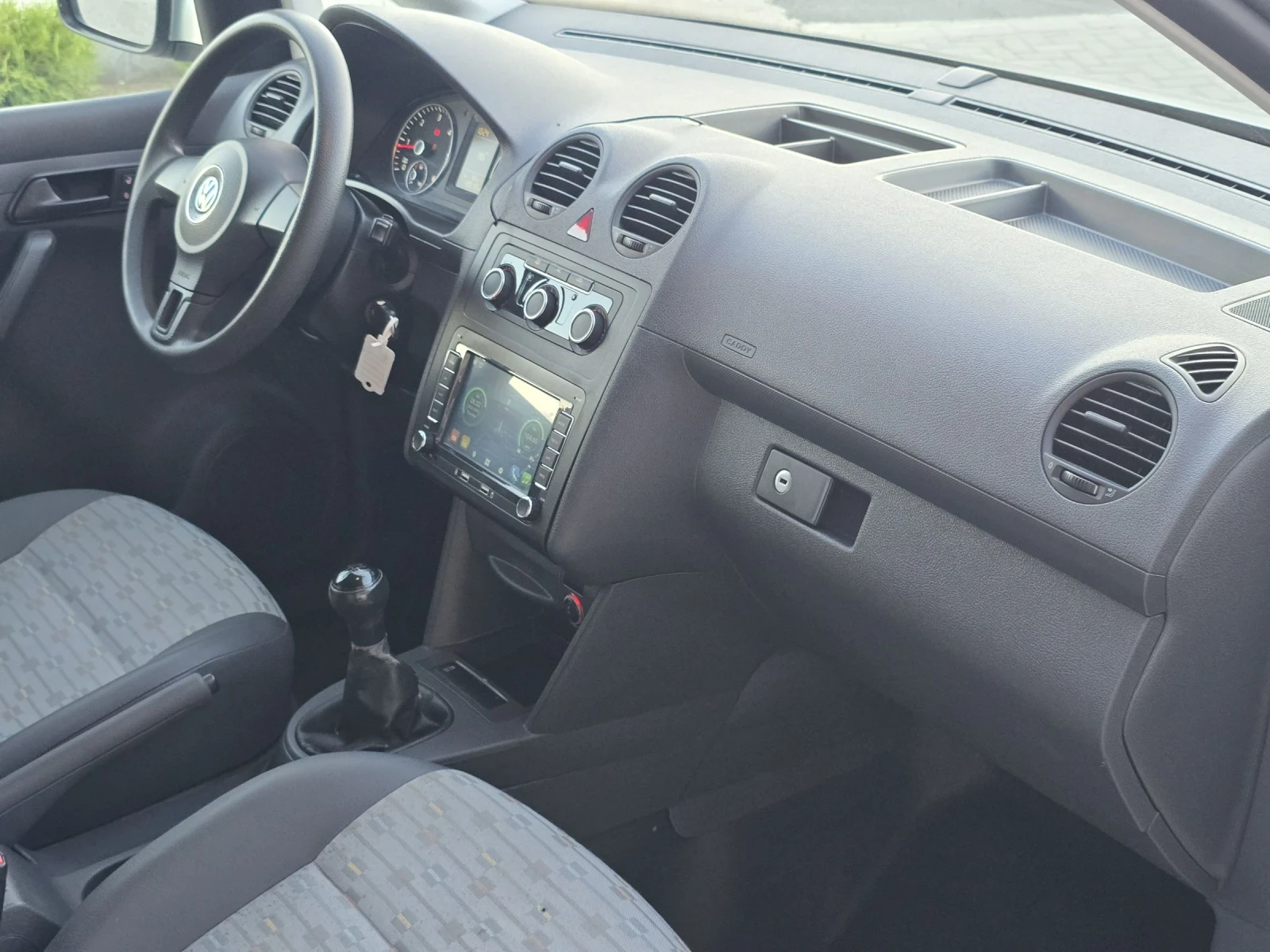 VW Caddy 1.6TDi - изображение 10