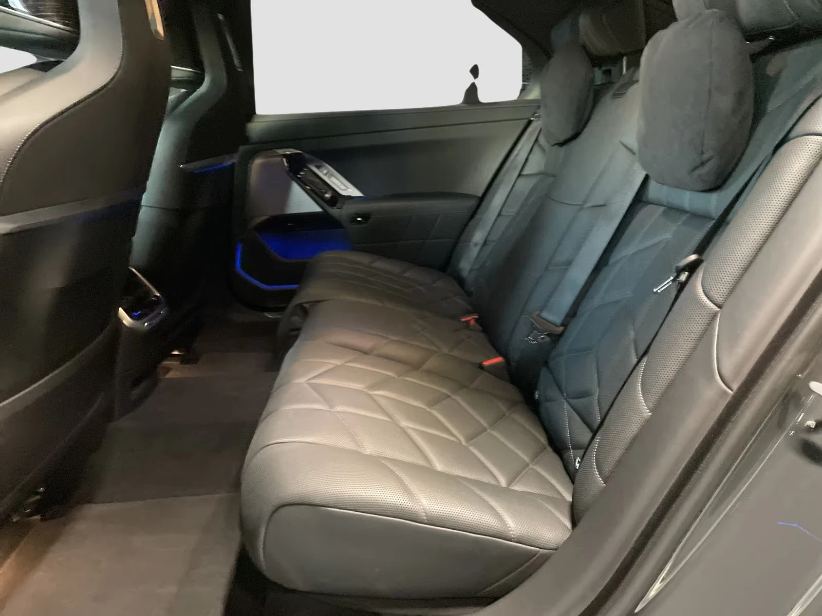 BMW i7 xDRIVE60/544HP/MSPORT/MASS/360/PANO/DUALCOLOR/249z, снимка 12 - Автомобили и джипове - 54066723