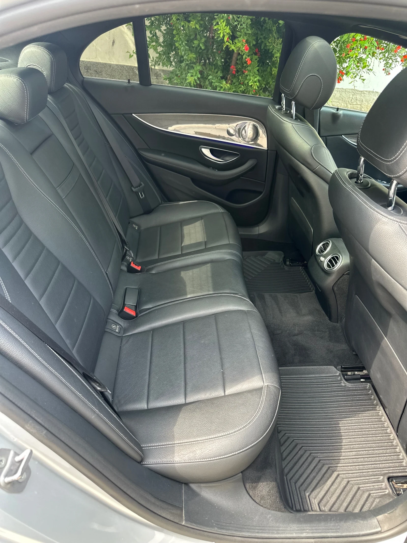 Mercedes-Benz E 400 4MATIC, снимка 13 - Автомобили и джипове - 55124097