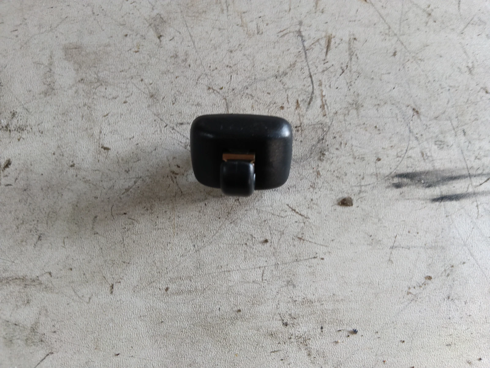 щипка сенник 8W0857582A черна Audi A3