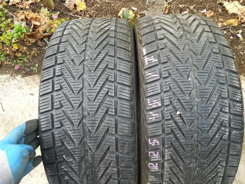 Гуми Зимни 225/45R17, снимка 8 - Гуми и джанти - 19551204