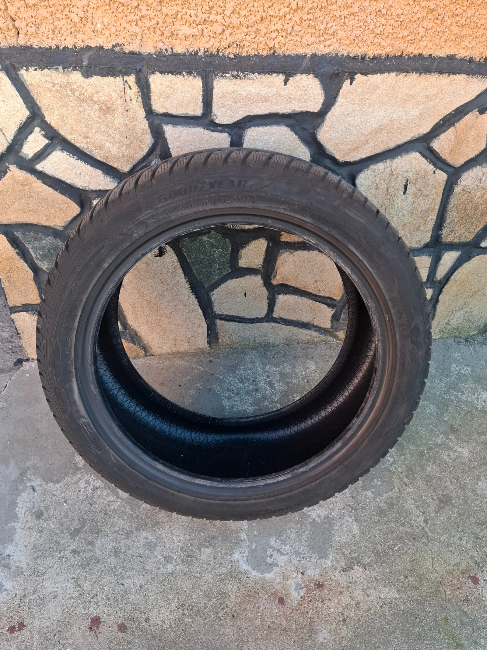 Гуми Зимни 245/45R18