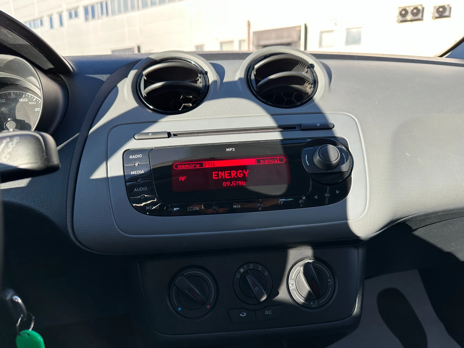 Seat Ibiza 1.2i 69 �.�.  | Mobile.bg � ����������� 13