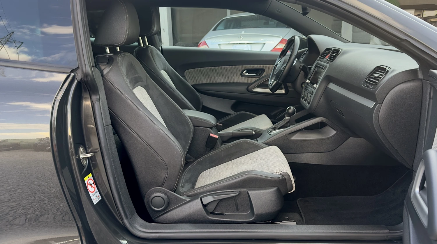 VW Scirocco 2.0TDi Autom.Navi Подгрев Xenon, снимка 14 - Автомобили и джипове - 54852934