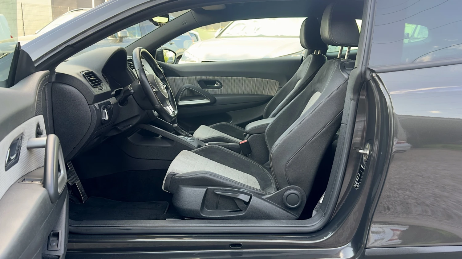 VW Scirocco 2.0TDi Autom.Navi Подгрев Xenon, снимка 5 - Автомобили и джипове - 54852934
