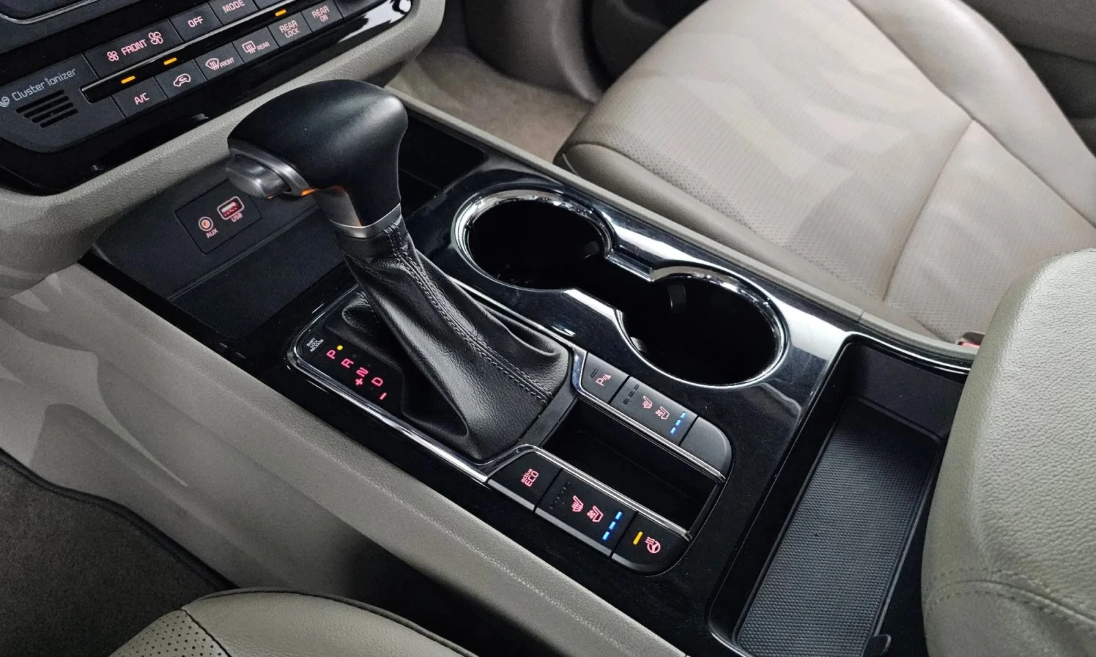 Kia Carnival 9-Seater Prestige , снимка 8 - Автомобили и джипове - 55612391