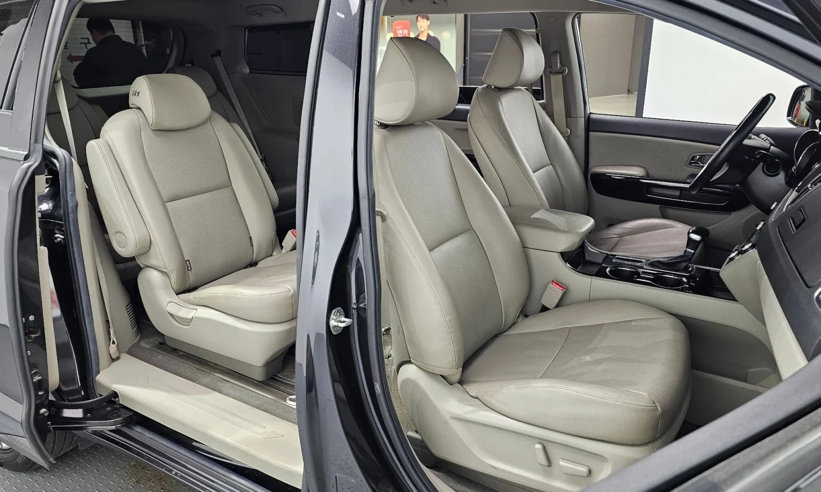Kia Carnival 9-Seater Prestige , снимка 10 - Автомобили и джипове - 55612391