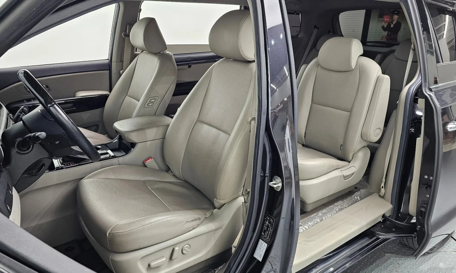 Kia Carnival 9-Seater Prestige , снимка 9 - Автомобили и джипове - 55612391