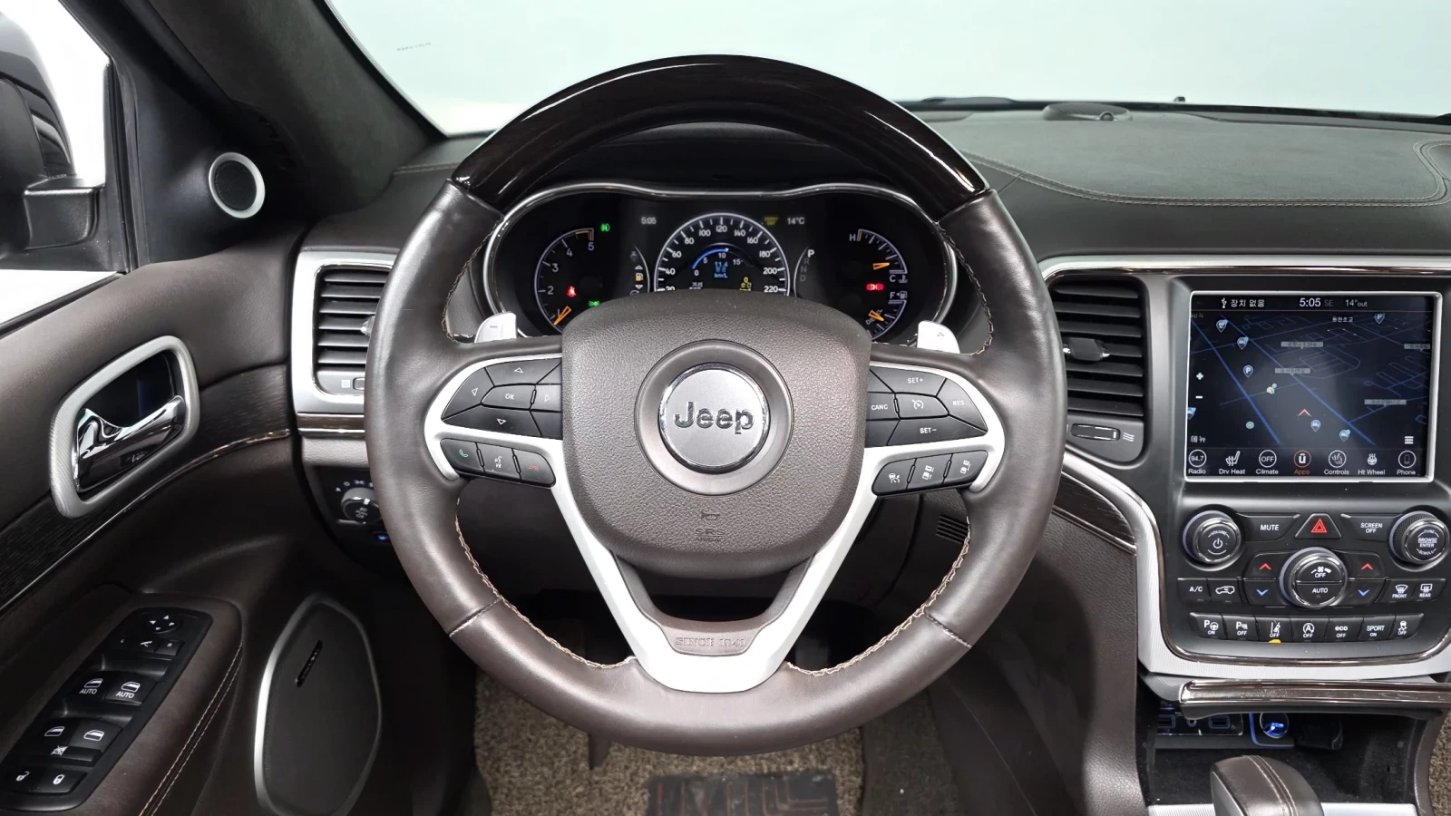 Jeep Grand cherokee SUMMIT / DISTRONIC / HARMAN / ОБДУХ / ПОДГРЕВИ , снимка 9 - Автомобили и джипове - 54060516