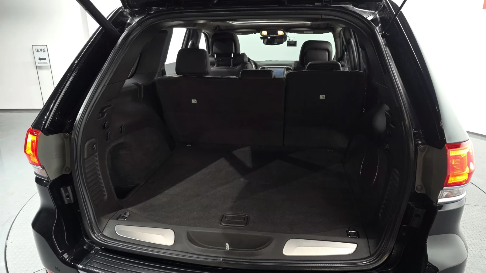 Jeep Grand cherokee SUMMIT / DISTRONIC / HARMAN / ОБДУХ / ПОДГРЕВИ , снимка 17 - Автомобили и джипове - 54060516