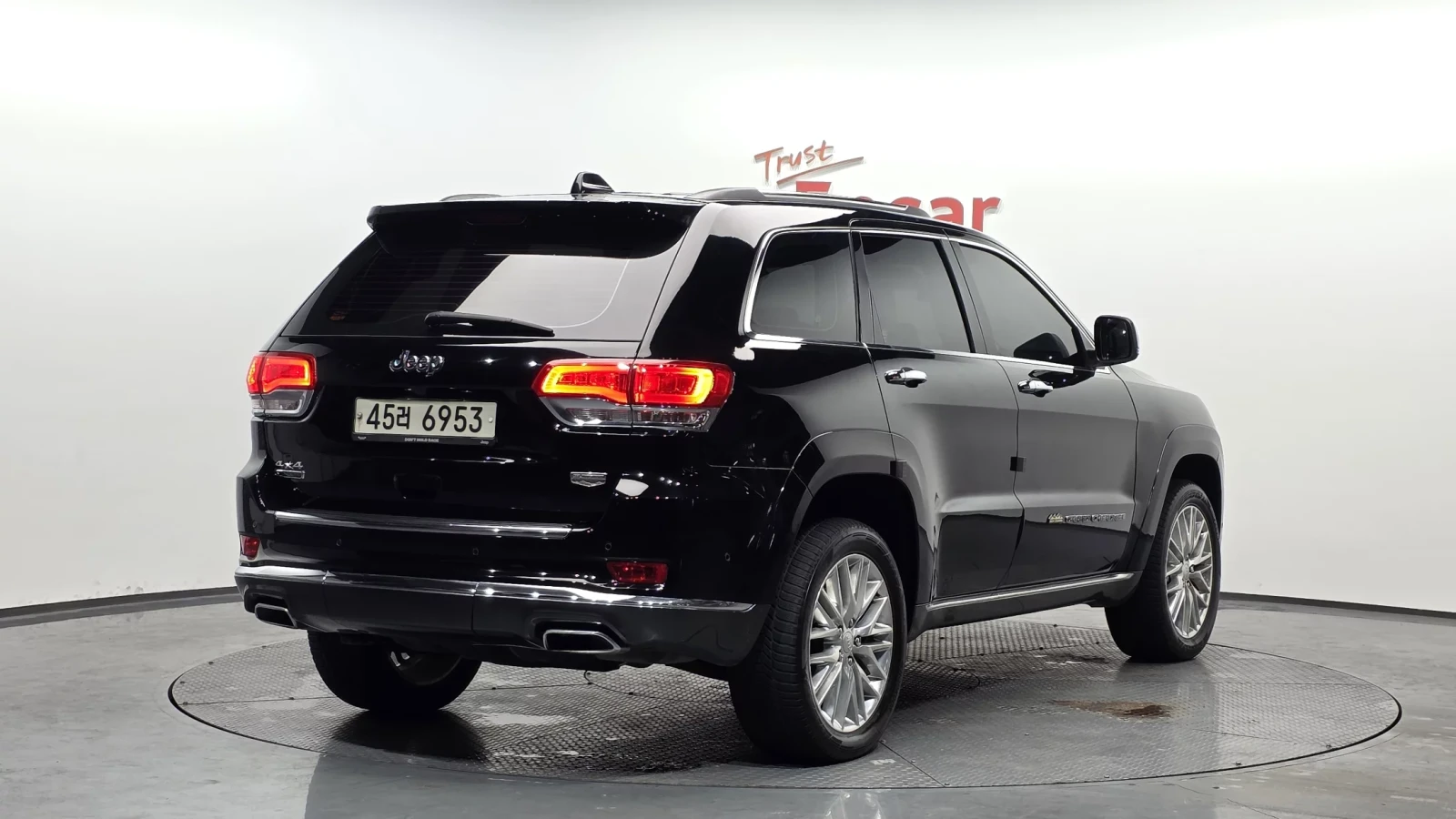 Jeep Grand cherokee SUMMIT / DISTRONIC / HARMAN / ОБДУХ / ПОДГРЕВИ , снимка 2 - Автомобили и джипове - 54060516