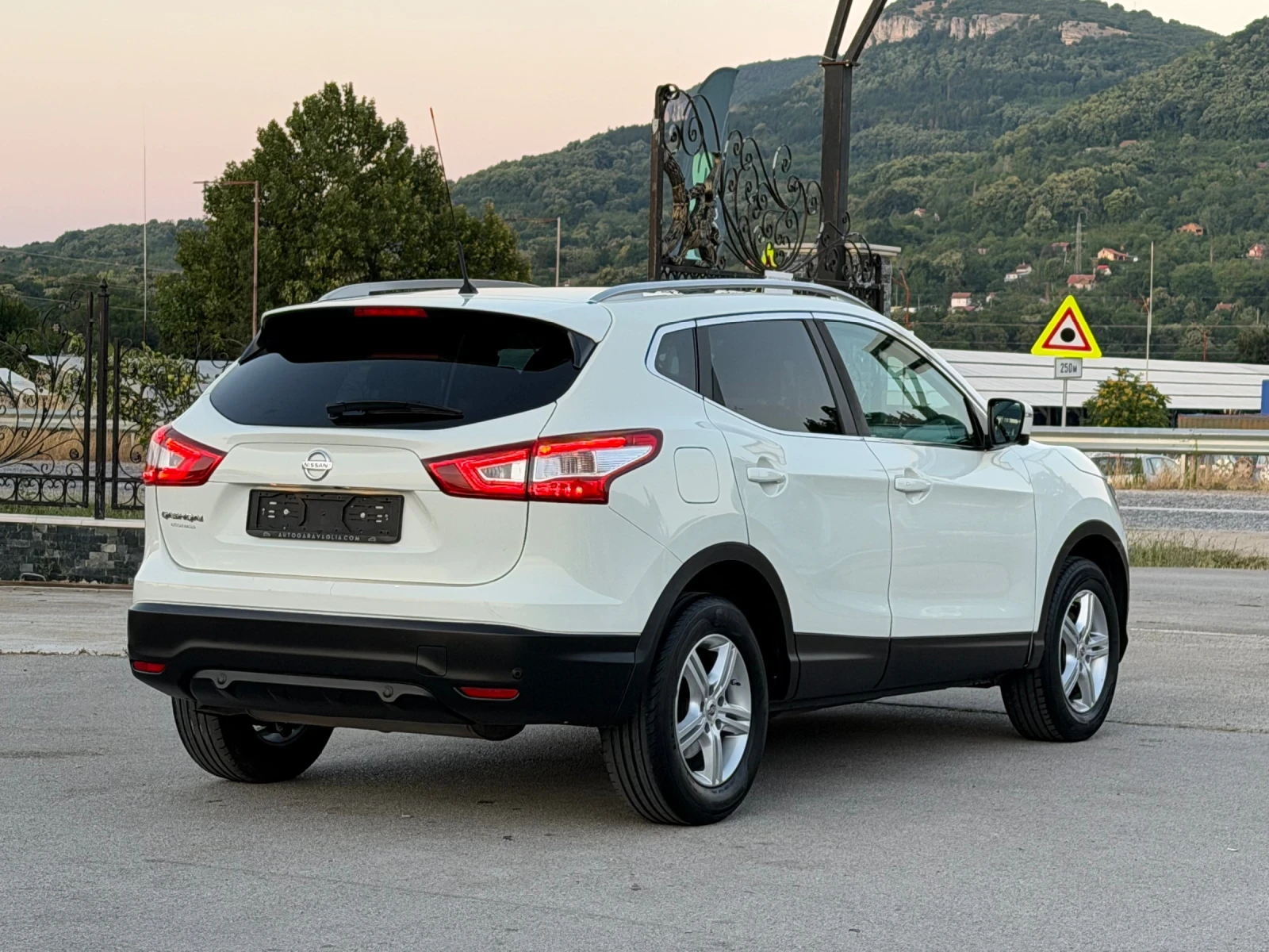 Nissan Qashqai 1.2i TURBO ПАНОРАМА ИТАЛИЯ, снимка 14 - Автомобили и джипове - 55486127