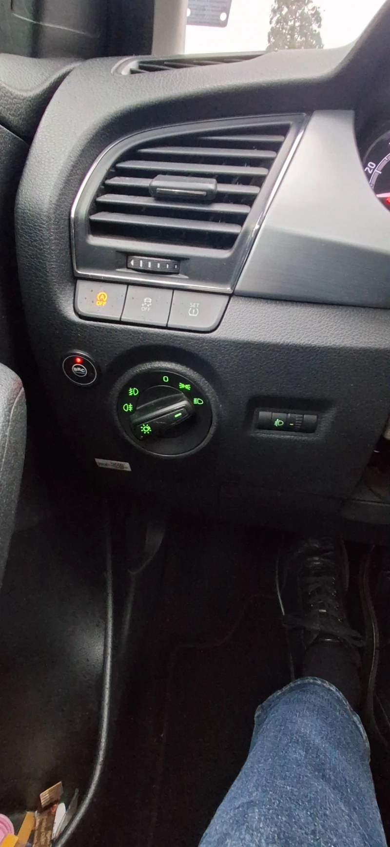 Skoda Fabia 1.0 MPI, снимка 8 - Автомобили и джипове - 52535038