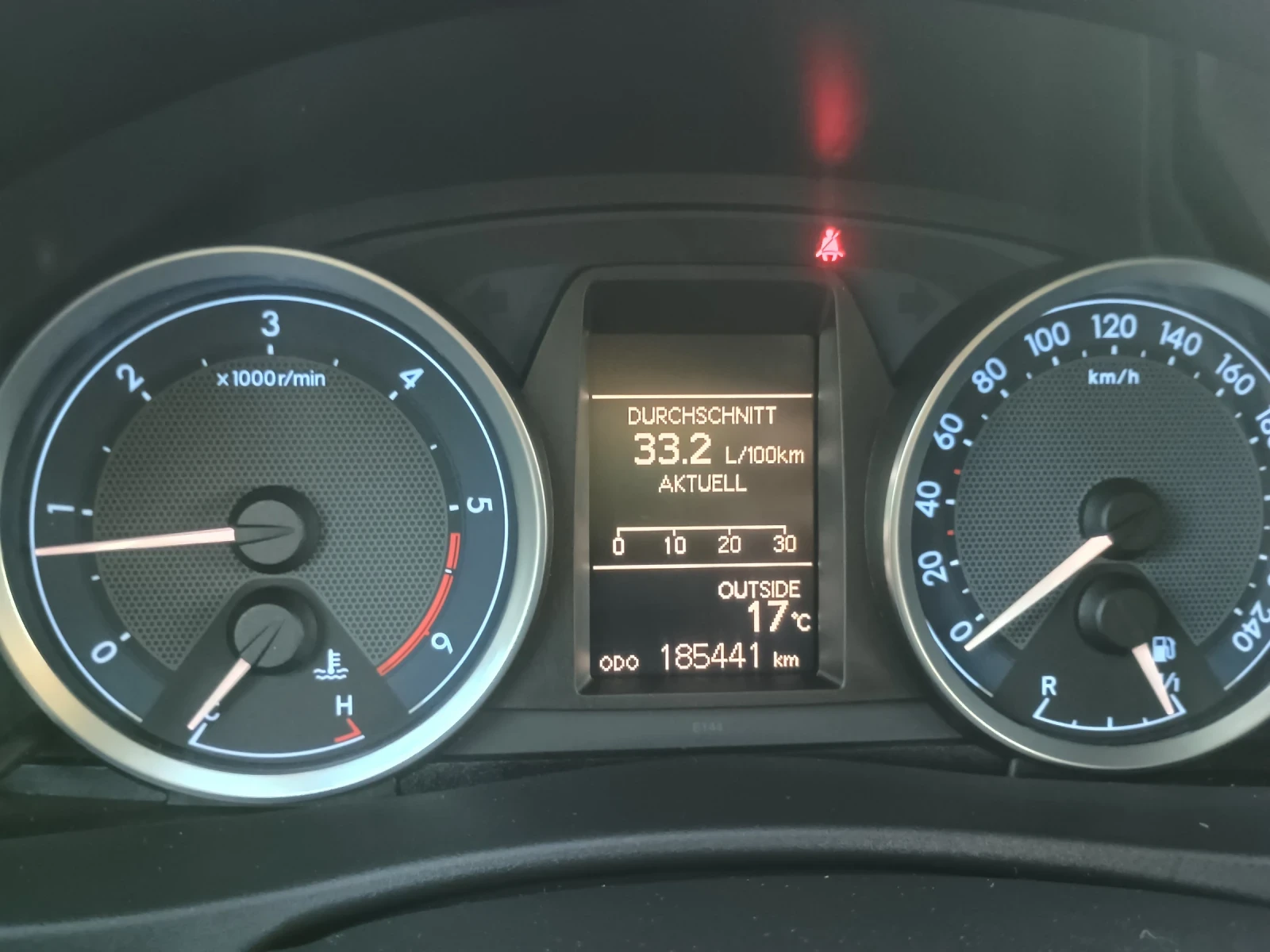 Toyota Auris 2.0D 126 кс - изображение 6