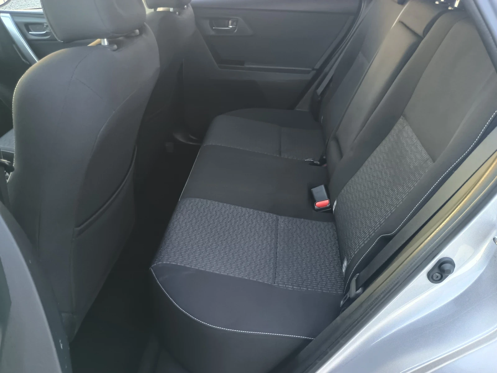 Toyota Auris 2.0D 126 кс - изображение 8