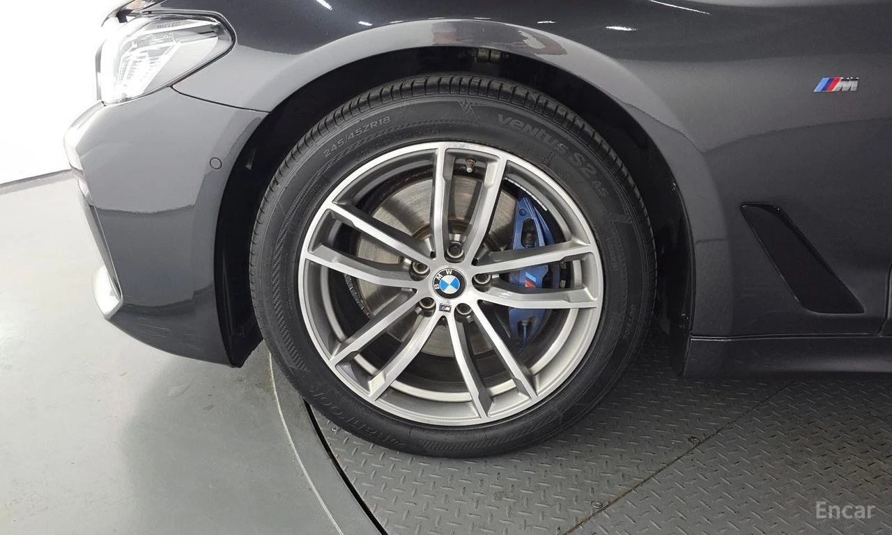 BMW 530 M* SPORT* ПОДГРЕВ* ОБДУХВАНЕ* 360КАМЕРА* ХЕДЪП* LA, снимка 5 - Автомобили и джипове - 54571253