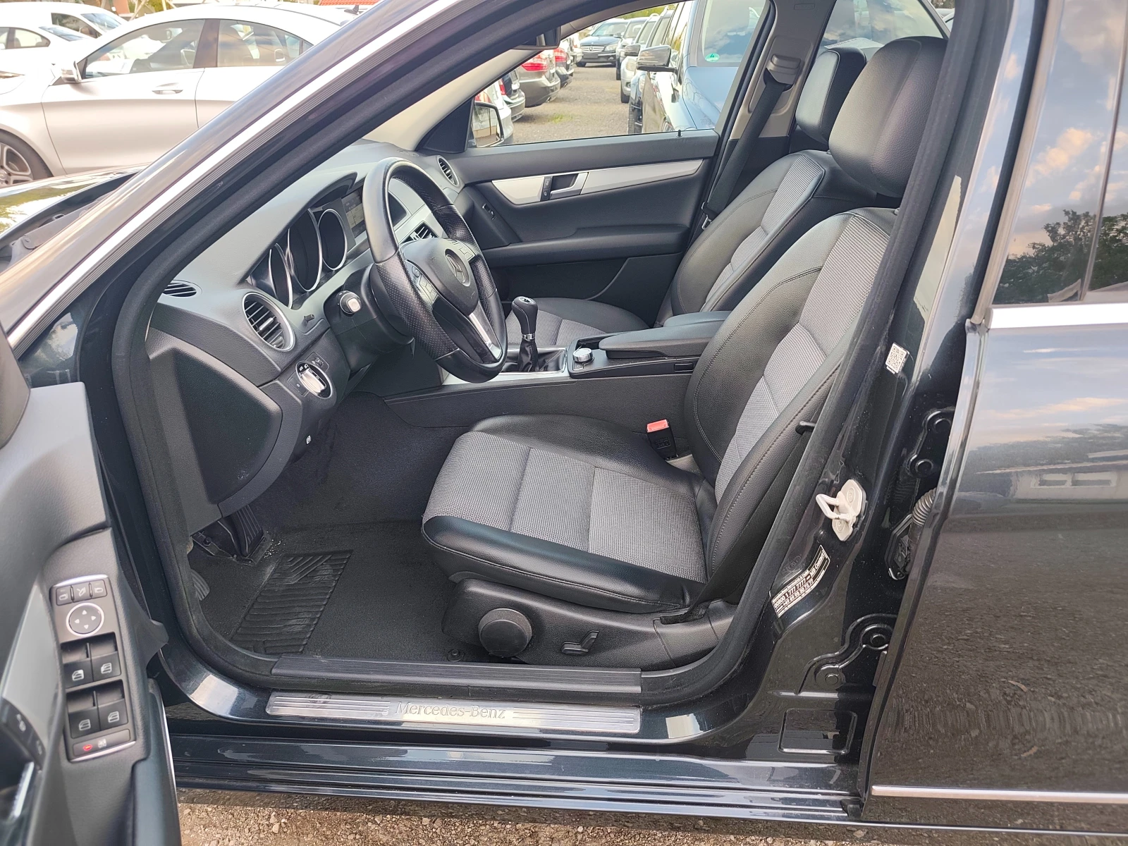 Mercedes-Benz C 180 i Avantgarde * КАТО НОВ* , снимка 12 - Автомобили и джипове - 55831820