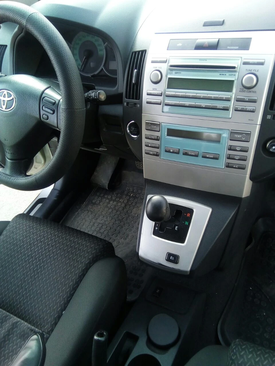 Toyota Corolla verso 1.8 Бензин - ГАЗ, снимка 4 - Автомобили и джипове - 55950422