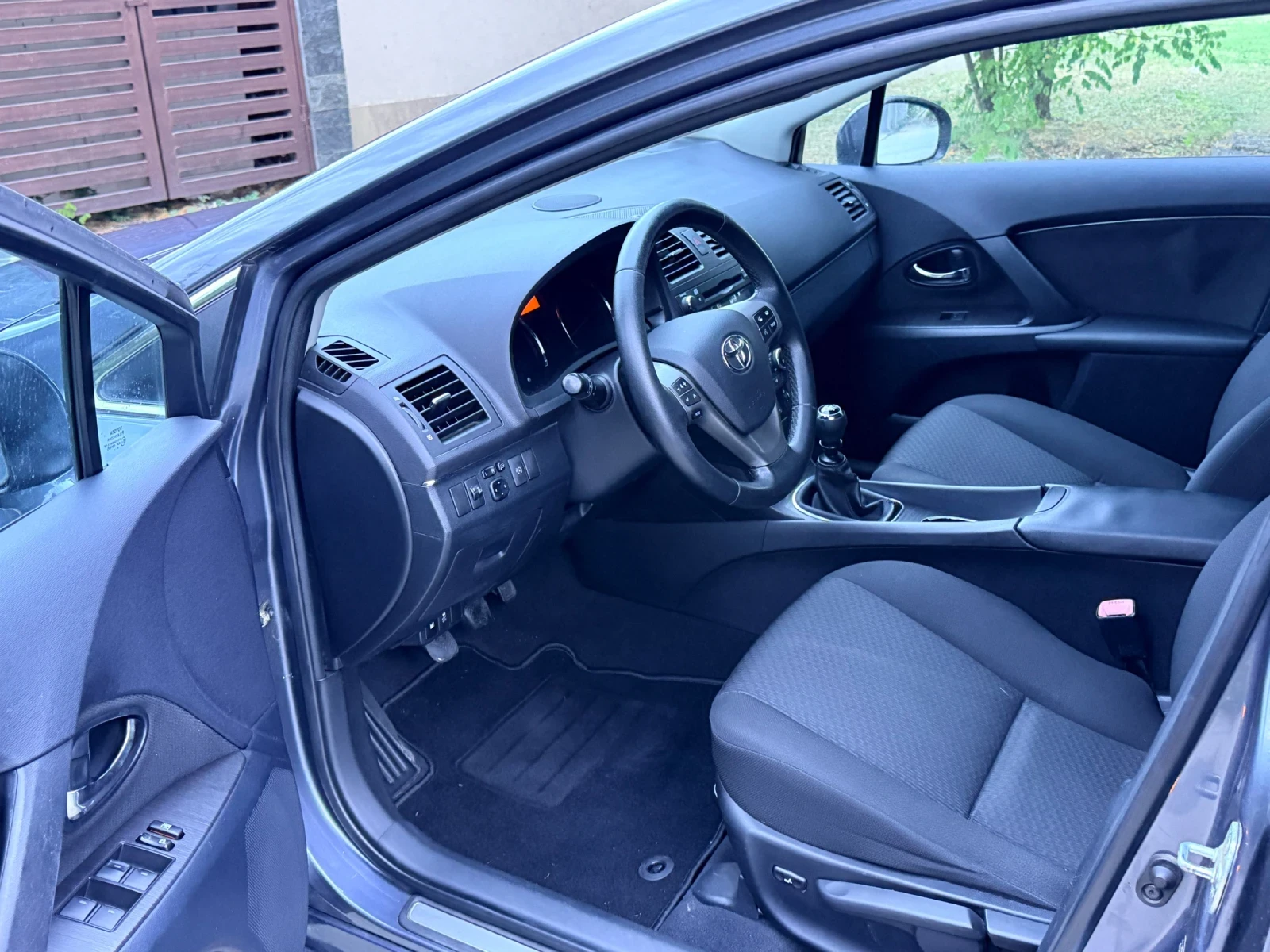 Toyota Avensis 2.0 БЕНЗИН, снимка 11 - Автомобили и джипове - 56170974