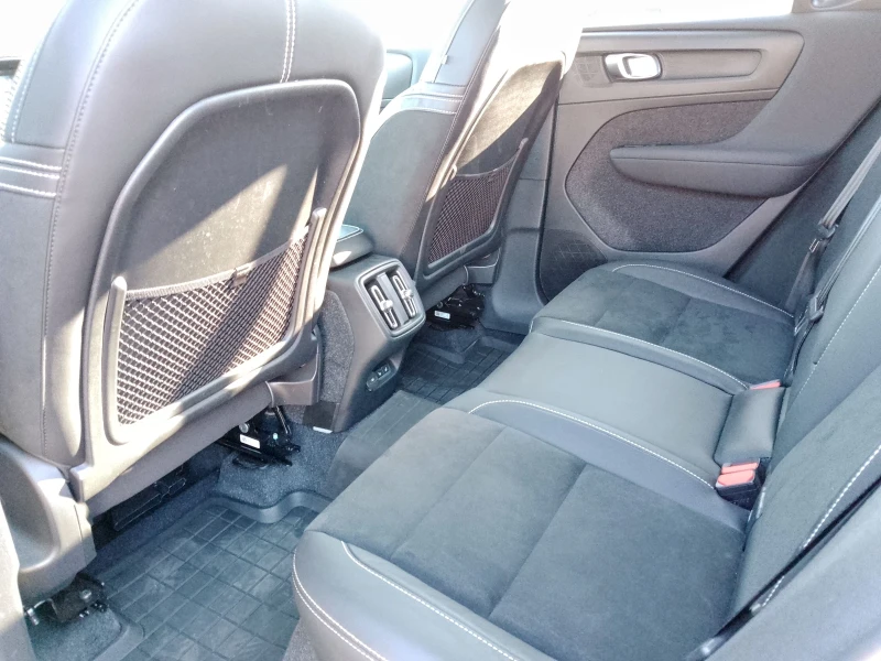 Volvo XC40 2.0 R Design, снимка 8 - Автомобили и джипове - 52839298