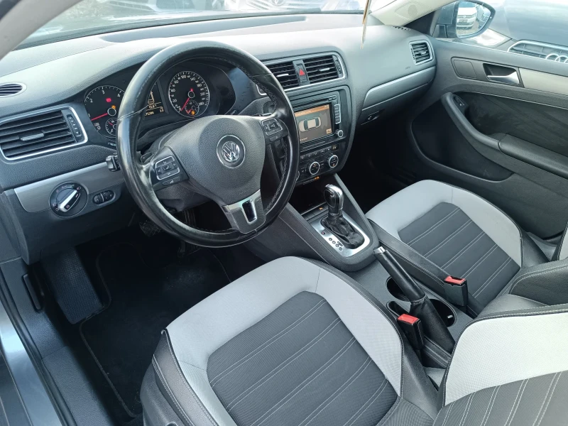 VW Jetta AVTOMAT NAVI, снимка 11 - Автомобили и джипове - 50179413