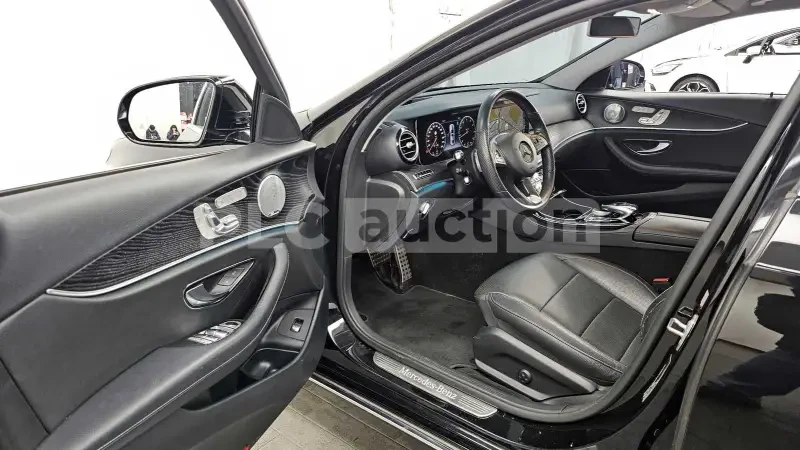 Mercedes-Benz E 300 DIGITAL* BURMESTER* AMBIENT* 360 CAM* KEYLESS, снимка 4 - Автомобили и джипове - 53952406