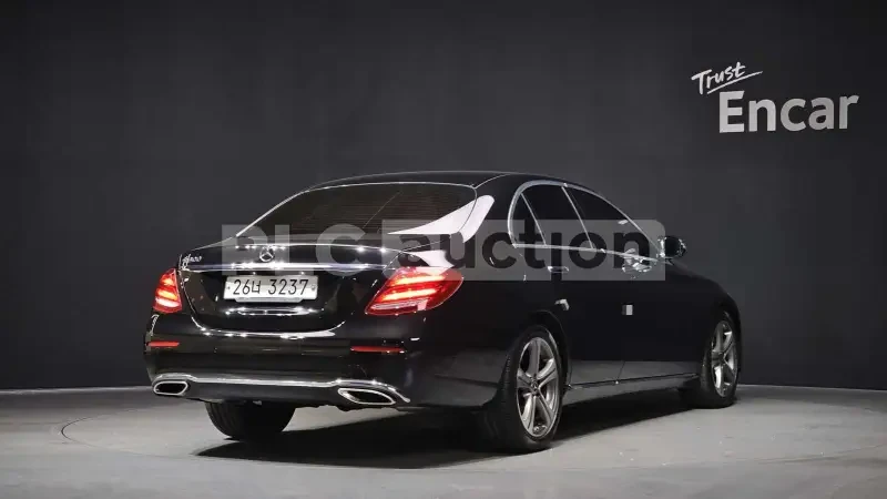 Mercedes-Benz E 300 DIGITAL* BURMESTER* AMBIENT* 360 CAM* KEYLESS, снимка 2 - Автомобили и джипове - 53952406