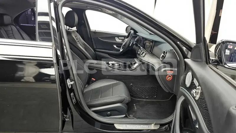 Mercedes-Benz E 300 DIGITAL* BURMESTER* AMBIENT* 360 CAM* KEYLESS, снимка 5 - Автомобили и джипове - 53952406