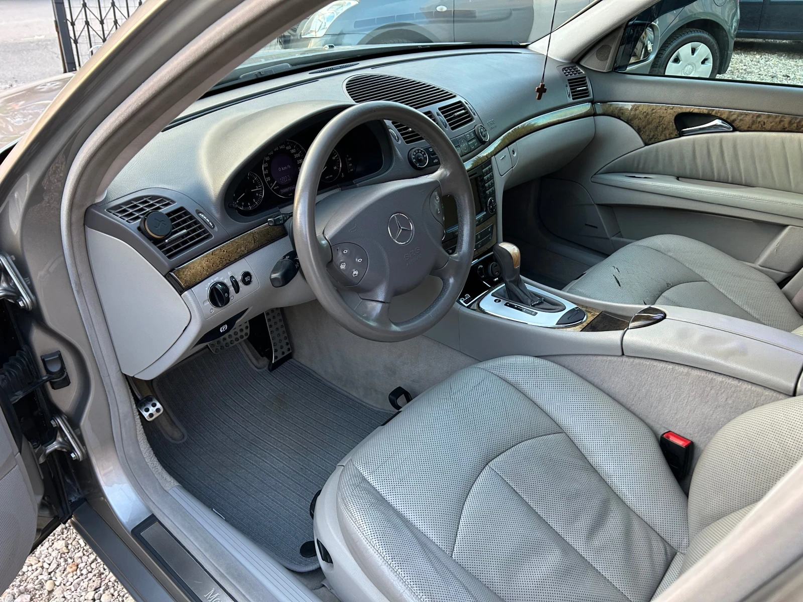 Mercedes-Benz E 270  - изображение 9