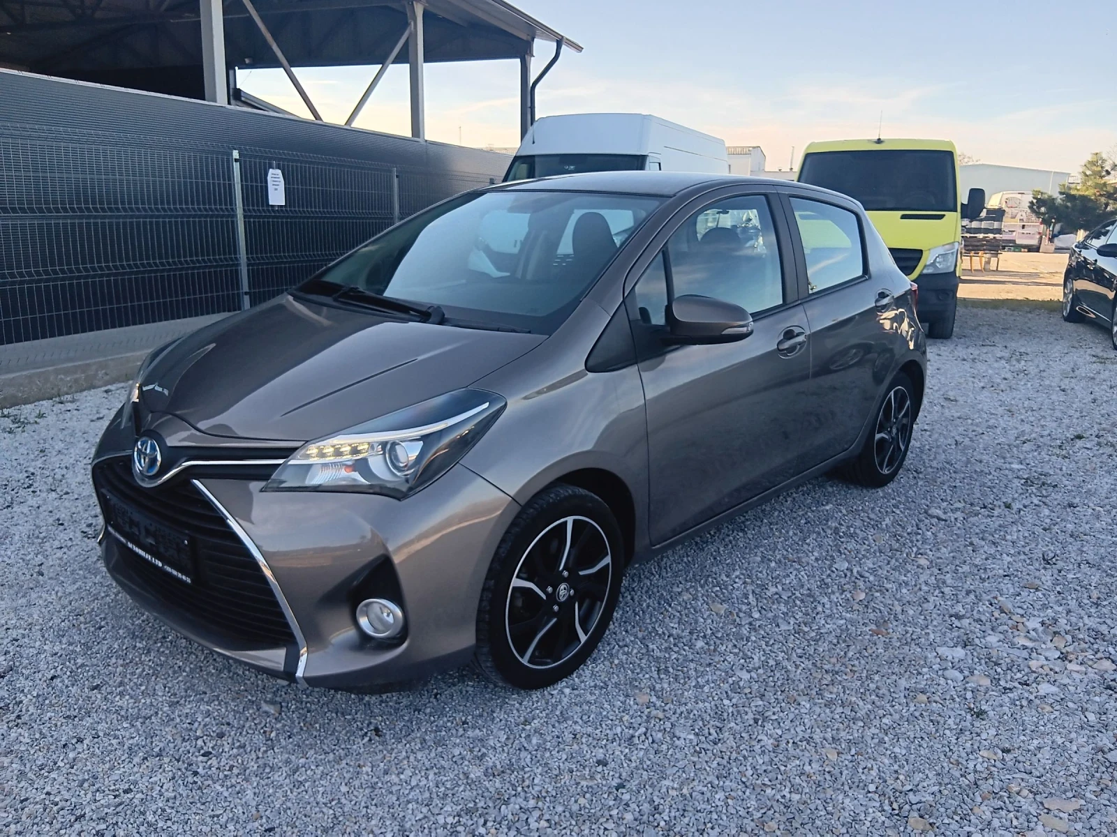 Toyota Yaris 1.5 Hybrid , снимка 3 - Автомобили и джипове - 54135386