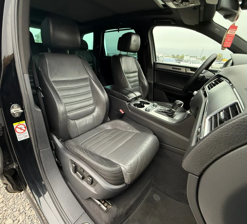 VW Touareg 4.2TDi 340к.с * R-Line* * 360Камери* * Панорама* , снимка 13 - Автомобили и джипове - 52165185