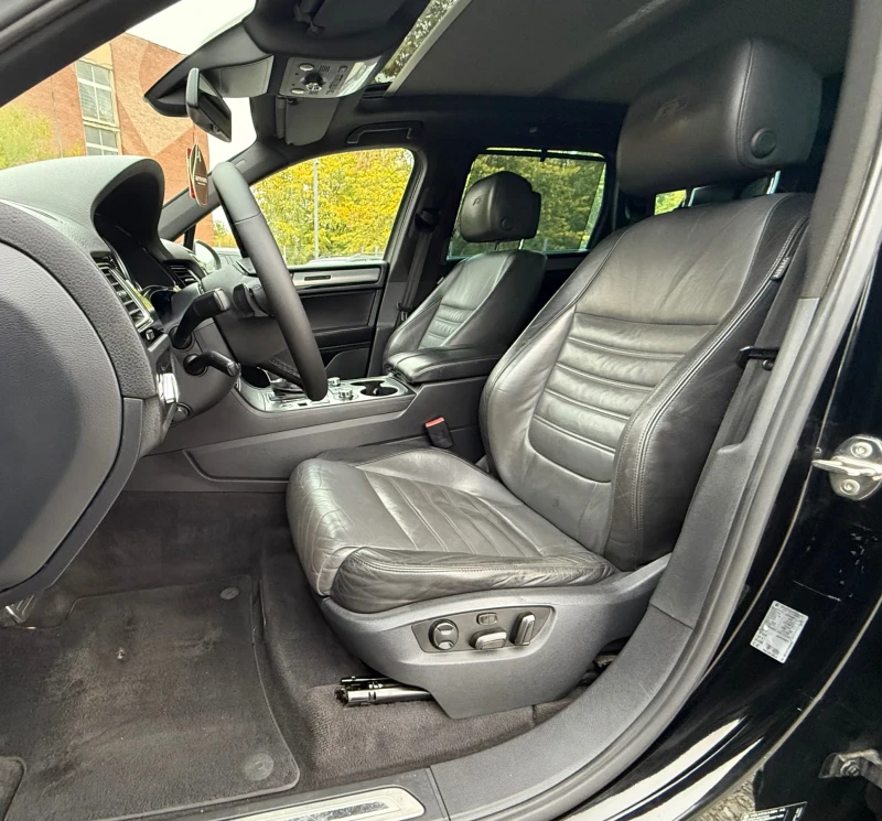 VW Touareg 4.2TDi 340к.с * R-Line* * 360Камери* * Панорама* , снимка 12 - Автомобили и джипове - 52165185